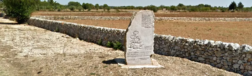 La stele dedicata a Don Francesco Indellicati a Gioia del Colle, nel luogo dove scoprì e coltivò per primo il vitigno Primitivo.