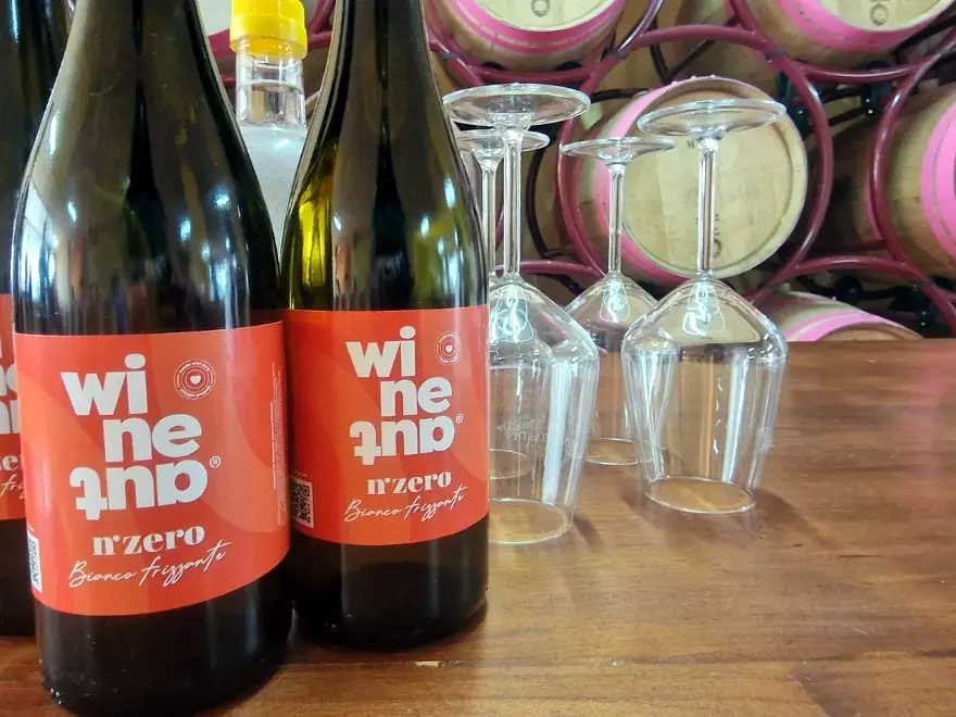 Le prime bottiglie di Zero, lo chardonnay frizzante dell'iniziativa WineAut nelle Cantine Risveglio.